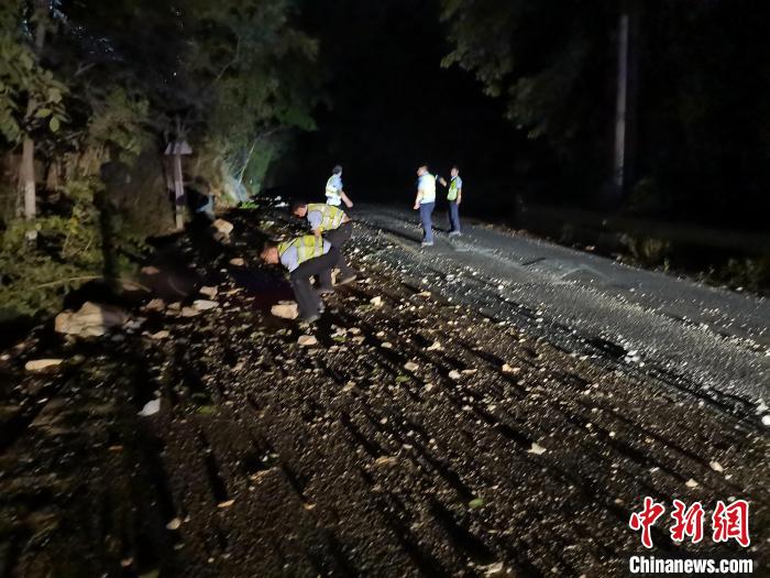 图为地震导致大理州道路上出现落石。　云南省公安厅供图