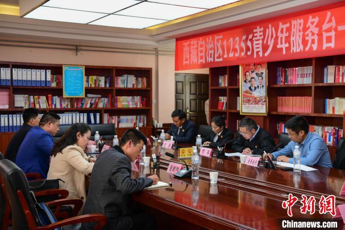 图为西藏自治区12355青少年服务台备忘协议书签订仪式现场。　贡嘎来松 摄