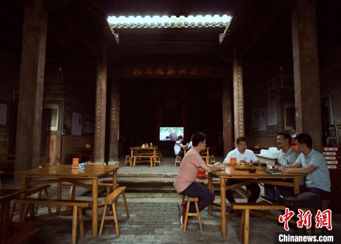 江西赣州市于都县梓山镇潭头村，祠堂变身食堂，迎接八方来客。　王昊阳 摄