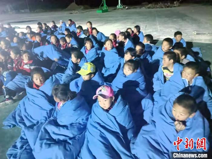 图为地震发生后，青海省同德县一学校将学生疏散至操场。　王鹏招 摄