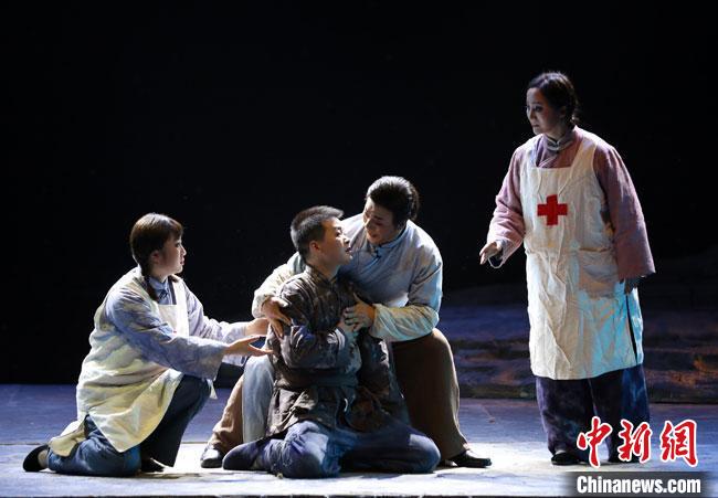 图为5月30日晚，大型秦腔现代戏《肝胆祁连》剧照。　张掖市委宣传部供图