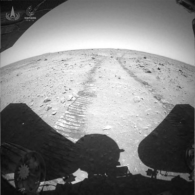人类首次获取火星车在火星表面移动过程影像