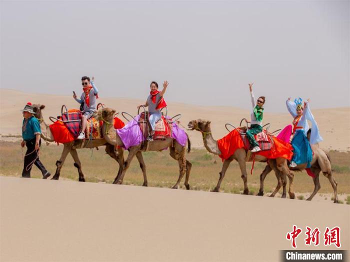 游客体验沙漠骑骆驼。　买买提艾力 摄