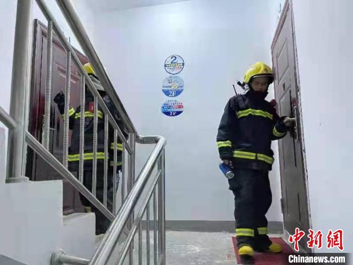 图为玛多消防救援人员入户排查疏散。青海省消防救援总队供图 青海省消防救援总队供图