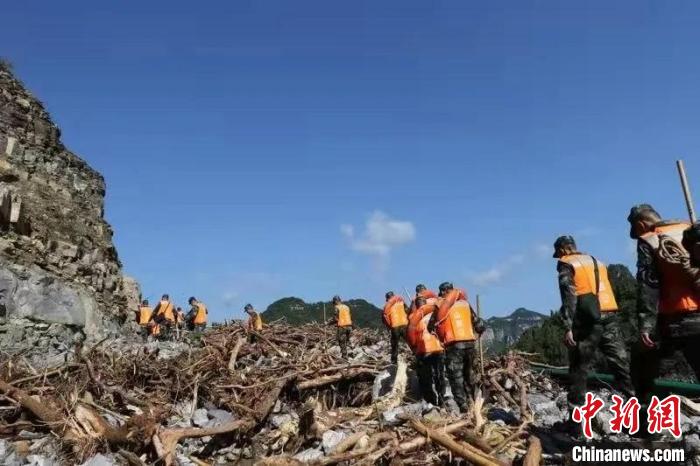 武警官兵清理淤泥。　景旭东 摄