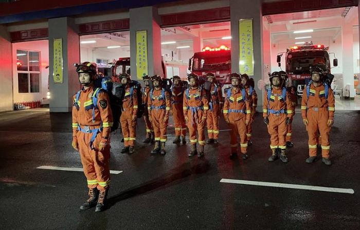 汶川消防救援队伍集结。　四川消防供图