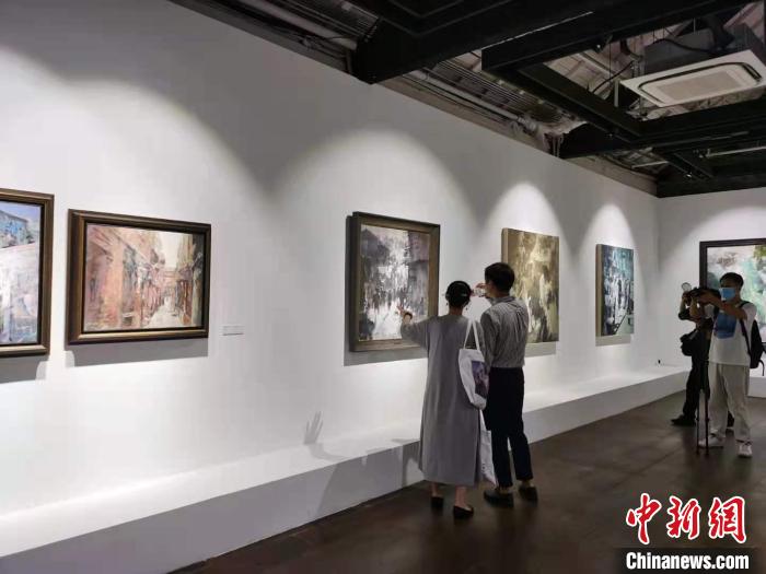 以老上海为主题的作品吸引众多观众。　陈静 摄