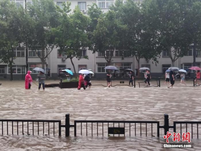 持续强降雨导致郑州部分街道积水严重。/p中新社记者 阚力 摄