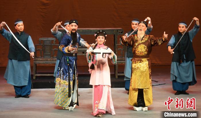 经典闽剧《林则徐与王鼎》在福州闽剧院剧场上演。　记者刘可耕 摄