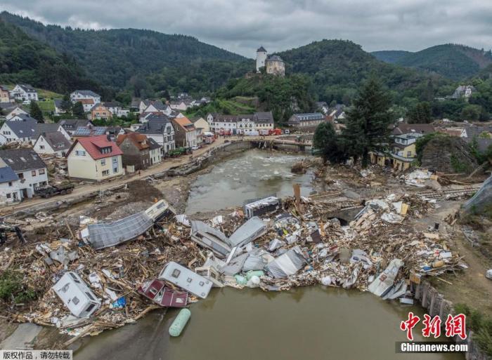 图为当地时间2021年7月19日，德国阿尔特纳尔，商队、油箱、树木和废料堆在Ahr的一座桥上，高达数米。镇上许多房屋被完全摧毁或严重损坏。