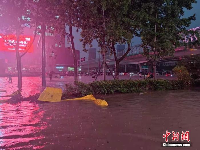 7月20日，河南出现持续性强降水天气，多地出现暴雨、大暴雨，部分地区出现特大暴雨。/p中新社记者 阚力 摄
