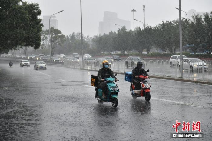 北京大部地区出现暴雨，早高峰受到影响。图为雨中的西直门地区。 图片来源：视觉中国