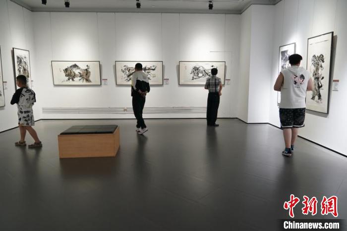 本次展览共展出140幅画作。　吕品 摄