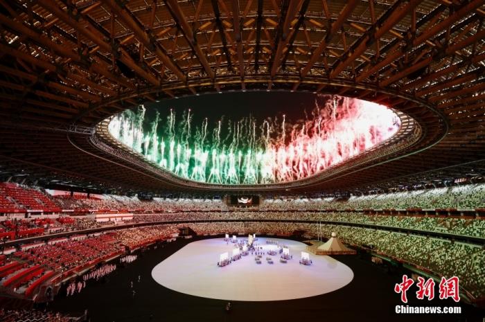 7月23日，第32届夏季奥林匹克运动会开幕式在日本东京新国立竞技场举行。图为开幕式现场。 /p中新社记者 富田 摄