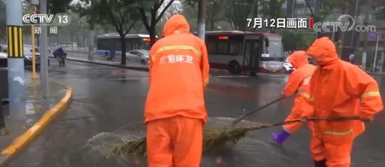 风雨中 逆行身影守护平安 | 党员干部冲在前 冒雨作业不停歇