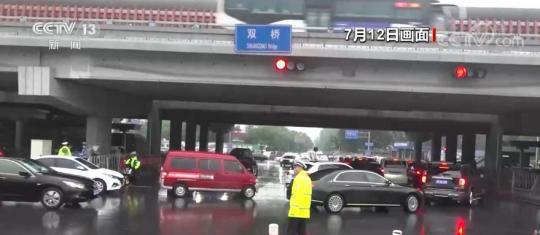 风雨中 逆行身影守护平安 | 党员干部冲在前 冒雨作业不停歇