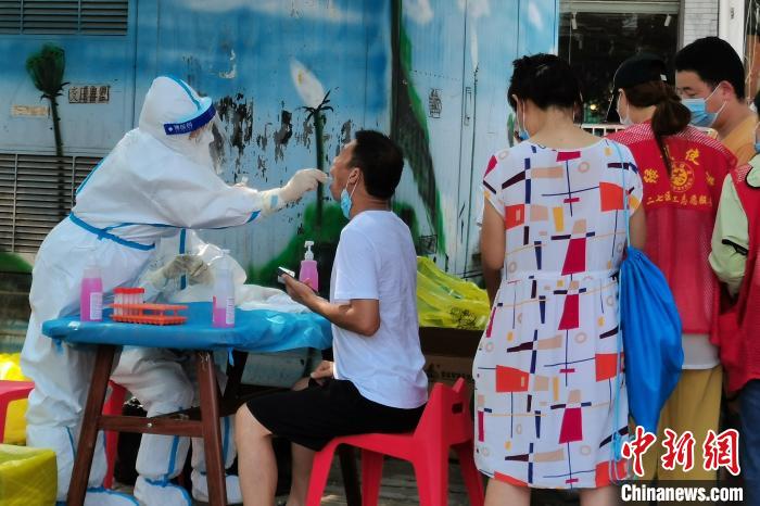 8月1日，郑州市民在二环支路核酸检测点接受核酸检测。　李贵刚 摄