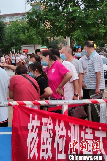 8月1日，郑州市天明路一核酸检测点，民众排队待检。　杨大勇 摄
