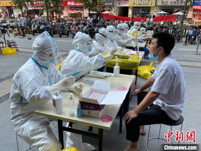 图为郑州市医护人员做好准备开展大范围核酸检测。　董楠峰 摄