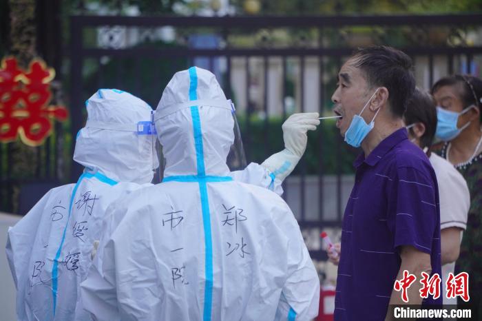 8月1日，郑州市民在一小区门前接受核酸检测。　刘鹏 摄