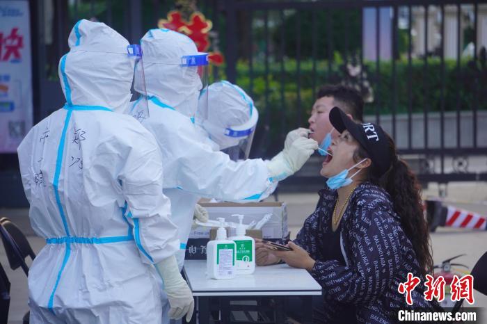 8月1日，郑州市民在一小区门前接受核酸检测。　刘鹏 摄