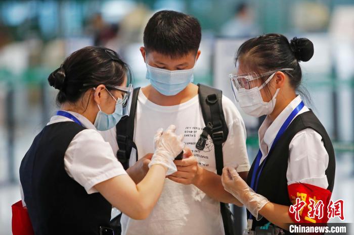 在虹桥机场T2航站楼内，工作人员都做好个人防护措施为旅客服务。　殷立勤 摄