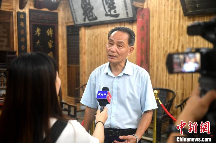 福建省民俗收藏家鲍国忠接受/p中新网记者采访。　吕明 摄