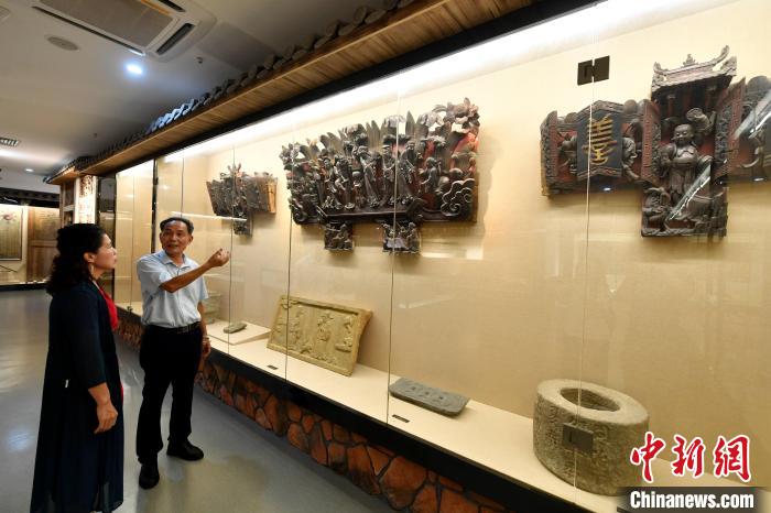 福建省民俗收藏家鲍国忠正在介绍展出的收藏品。　吕明 摄