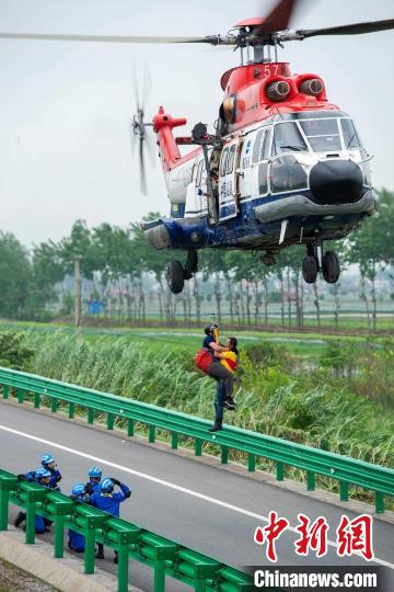 图为海直通航直升机绞车救援 湖北省应急管理厅供图