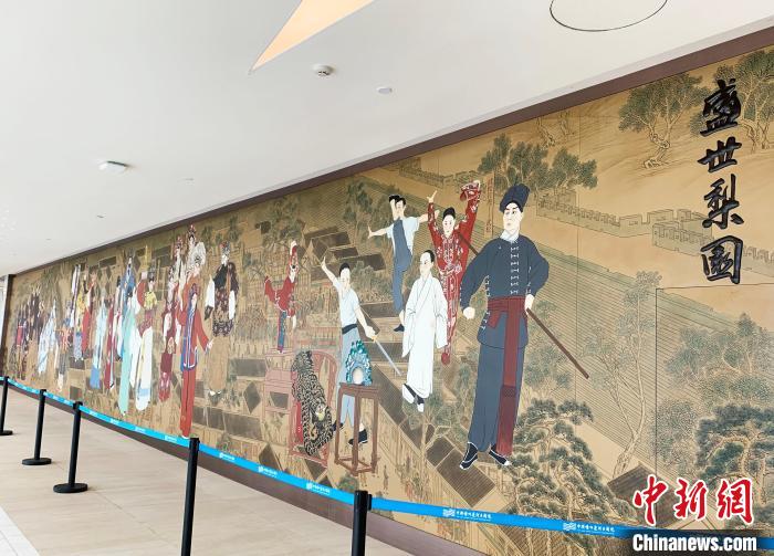大剧院南门大厅，《徽班进京》和《盛世梨园》两幅巨制壁画，再现了扬州戏剧史的高光时刻。　崔佳明 摄