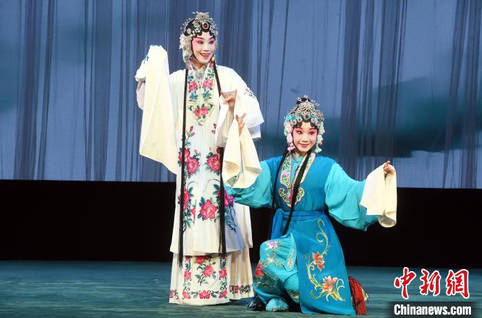 福建京剧院优秀青年演员刘泳渤(左)饰演《白蛇传》“游湖”中的白素贞。　记者刘可耕 摄