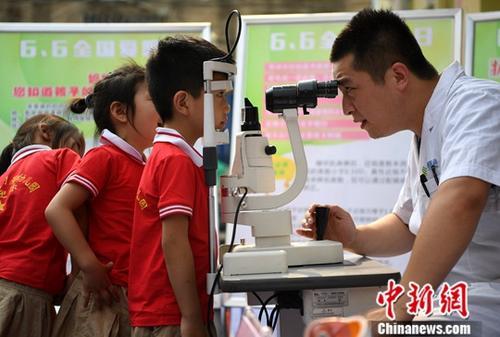资料图：专家正在为孩子进行视力筛查。/p中新社记者 韩苏原 摄