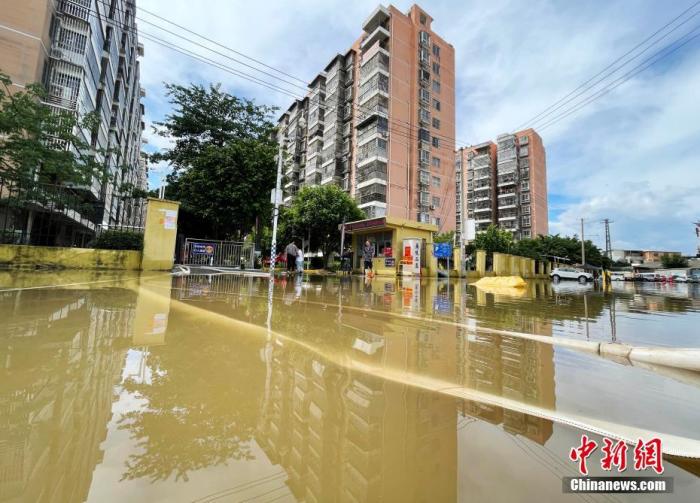 8月7日，福建省福州市闽侯县上街镇一处小区正在进行排水作业。 /p中新社记者 张斌 摄