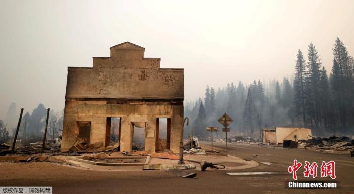 当地时间8月5日，山火肆虐过后，美国加利福尼亚州格林维尔镇大量建筑被焚毁。据当地工作人员介绍，大火烧毁了格林维尔的数十所房屋和企业，并继续向其他住宅社区蔓延。图为一处建筑被烧毁后，只矗立着意面墙壁。