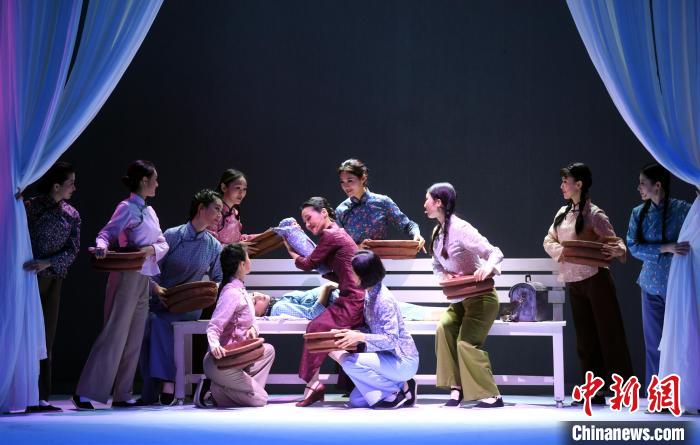 原创越剧现代戏《林巧稚》在福州芳华剧院上演。　记者刘可耕 摄