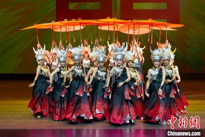 7月13日晚，广西首部工业题材音乐剧《致青春》在广西文化艺术中心上演。　粟俊 摄