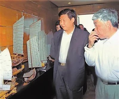 2001年4月，习近平到泉州海外交通史博物馆考察。(资料图片)