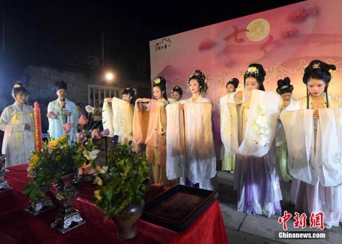 资料图：图为身着汉服的姑娘们展现了属于七夕最传统的节日文化内容——祭星乞巧。/p中新社记者 刘可耕 摄