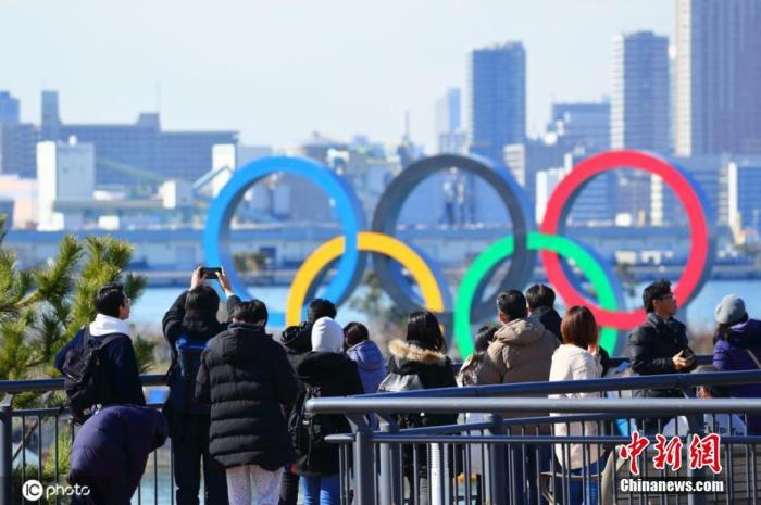 当地时间2月10日，日本东京，台场海滨公园展示奥运五环，迎接即将到来的东京奥运会。