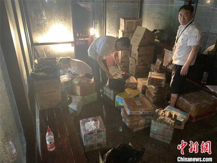 浙江杭州萧山在某物流基地查获违法卷烟800余条。　金恩平摄 摄
