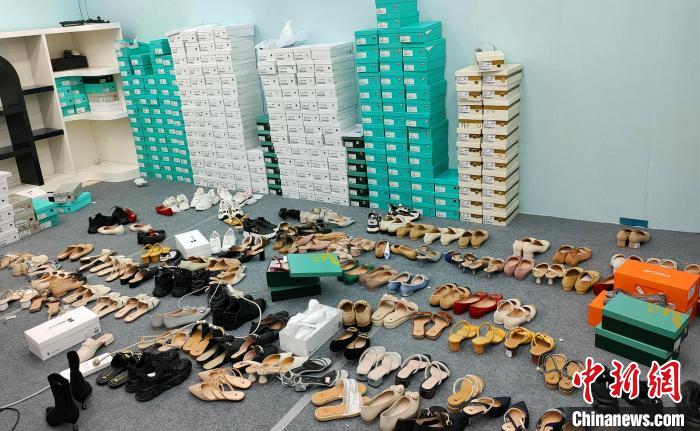现场查获涉嫌假冒“BeLLE”品牌女鞋2200余双，案值超220万元。　广州市白云区市场监督管理局 摄