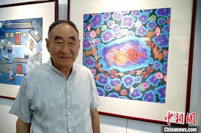 84岁的射阳农民画创作者颜士奎。　顾名筛 摄