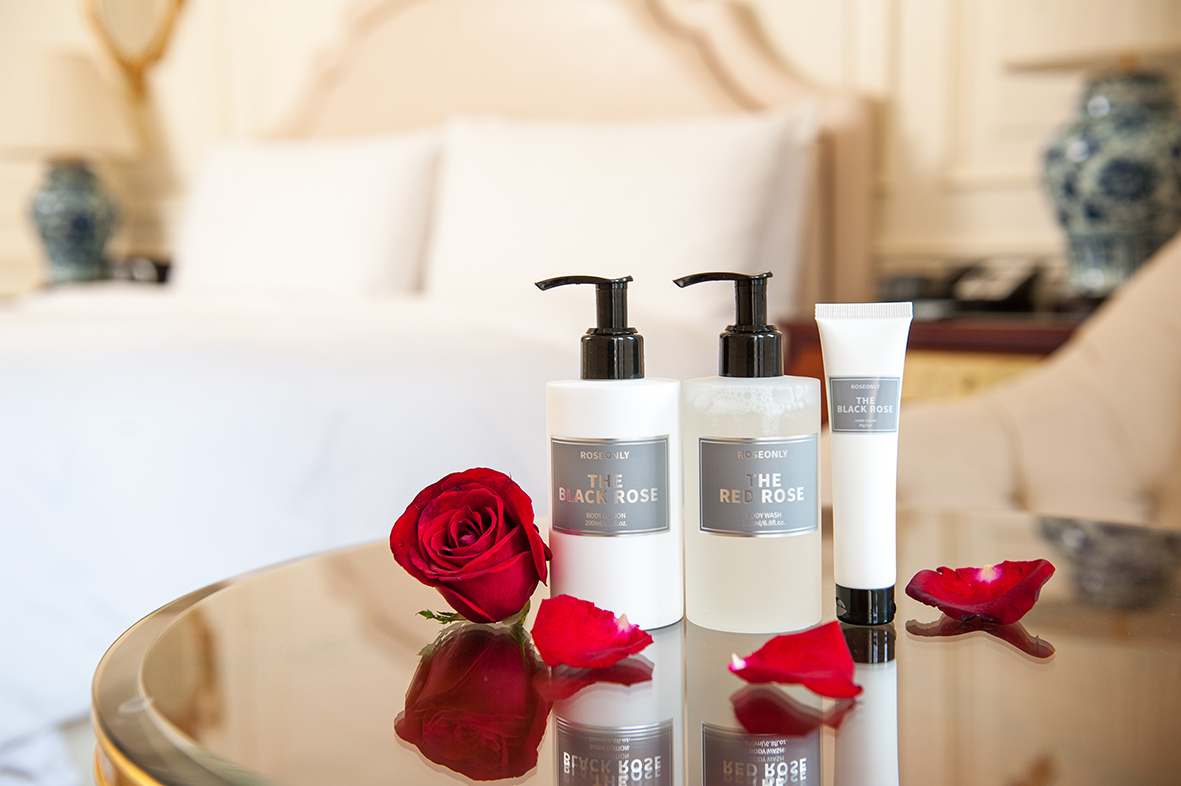天津丽思卡尔顿酒店携手ROSEONLY 推出浪漫唯美的“玫瑰人生”下午茶及