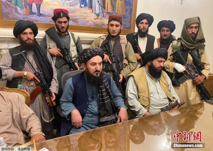 当地时间8月15日，阿富汗塔利班进入总统府。据报道，阿富汗塔利班发言人对半岛电视台称，在阿富汗，战争已经结束，统治情况和政权形式等很快就会明朗。