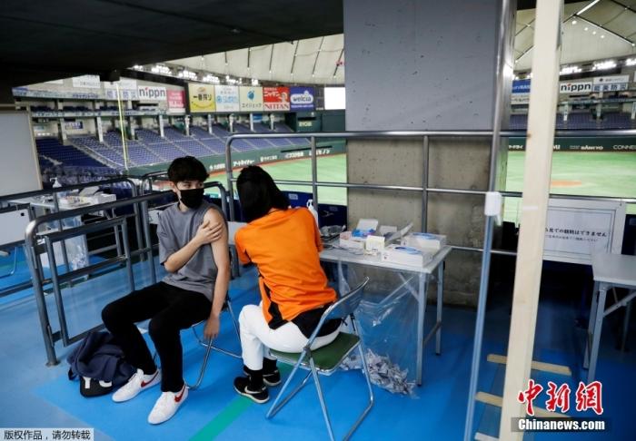 当地时间8月16日，日本东京巨蛋体育场成为新冠疫苗接种中心，民众有序前来接种疫苗。这里此前是日本职棒读卖巨人的主场，也曾经举行过许多场著名歌手及组合的演唱会。据悉，东京都当前疫情形势，医疗系统已经陷入极为严峻的局面，政府将尽快在各地建设吸氧中心，以应对居家休养的新冠患者需要吸氧治疗的情况。