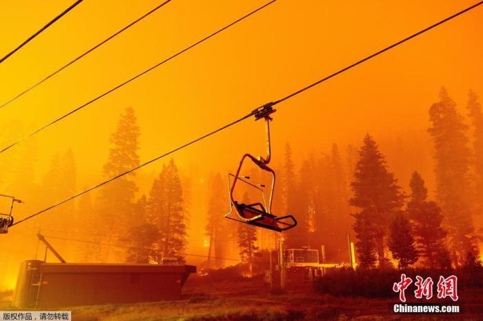 当地时间8月29日，美国加州卡尔多大火蔓延至埃尔多拉多国家森林的 Sierra-at-Tahoe滑雪胜地，现场火光冲天。
