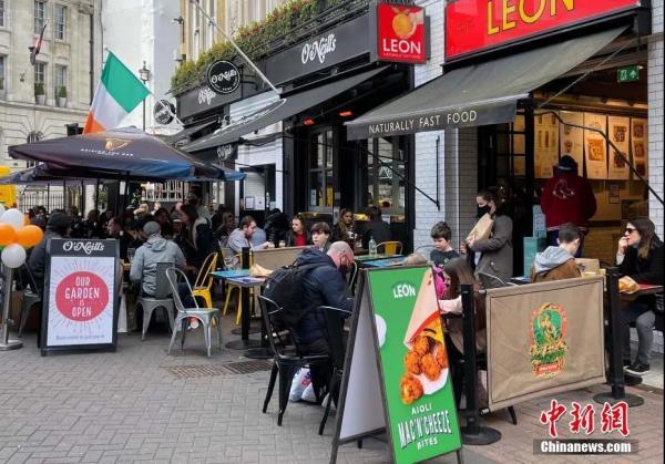 图为英国伦敦一美食街上，商铺重新开业引来“消费潮”。/p中新社发 张梦琪 摄