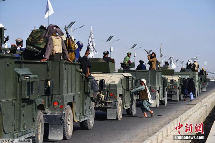 当地时间9月1日，阿富汗坎大哈，塔利班举行“阅兵”庆祝美军撤离。