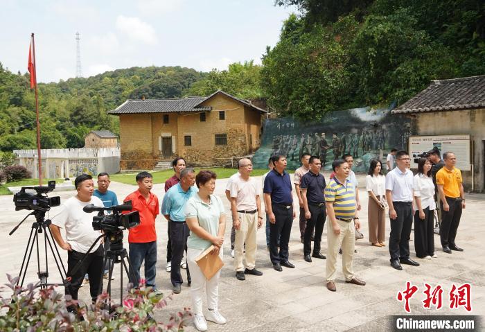 电影《粤战：解放河源》红色革命旧址采风活动在广东和平县九连“小延安”正式启动 王炳炎 摄