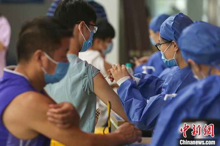 8月27日，江西省南昌市的市民在南昌大学第二附属医院红角洲院区接种点接种新冠疫苗。 /p中新社记者 刘力鑫 摄